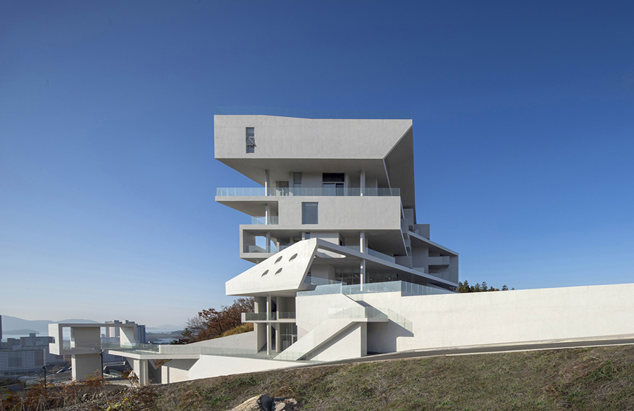 Embracing Nature and Urbanity: The Design of Fort Port by Heesoo Kwak and IDMM Architects