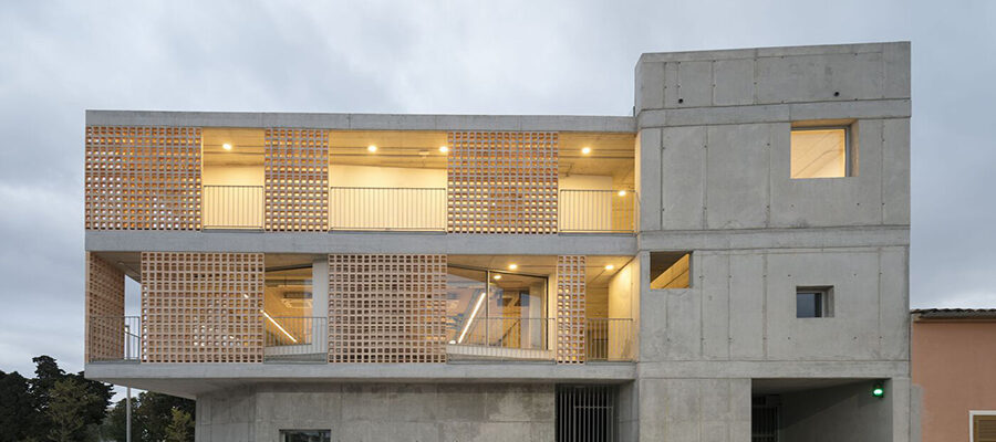 Blending Interior and Exterior: The Design of Esment Inca Building by AR3 Gualguasplliteras + MDBA